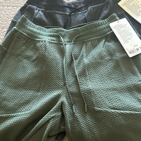 Lulu lemon at ease shorts (2) - Picture 2 of 3